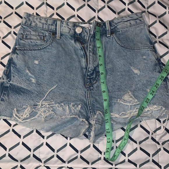 Zara booty jean shorts ripped and distressed light wash denim size US 4 small - Picture 5 of 5